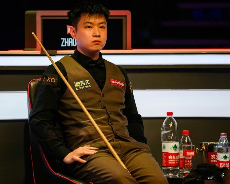 大师赛焦点战上演逆转戏码，赵心童在5-3先到赛点后，被希金斯连追两局5-5平，最