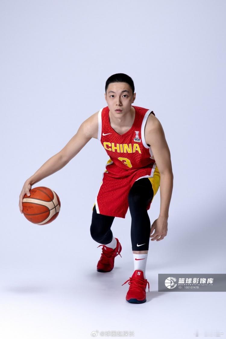 中国男篮  中国男篮17人定妆照，各位球衣号码相继出炉👇（焦泊乔因伤退出） 