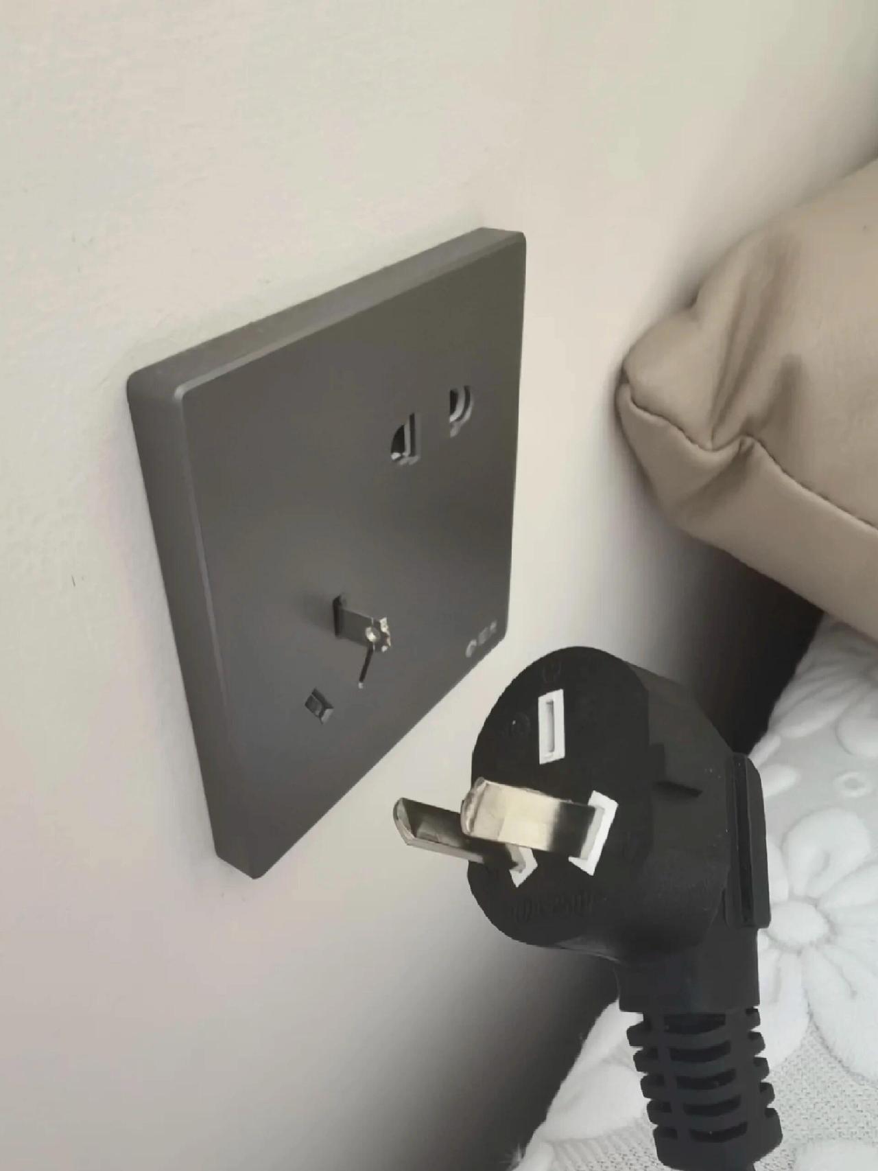 这怎么拔出来？如图所示，断电之后可以碰嘛？怎么给它弄出来呀？