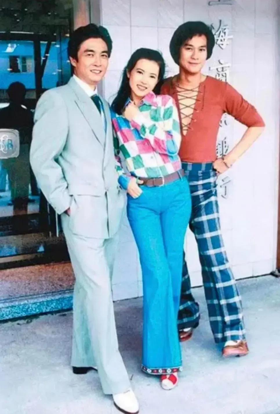 一张80年代的老照片，那个时候的香港已经很发达很超前了，三位影星的穿着打扮放到现