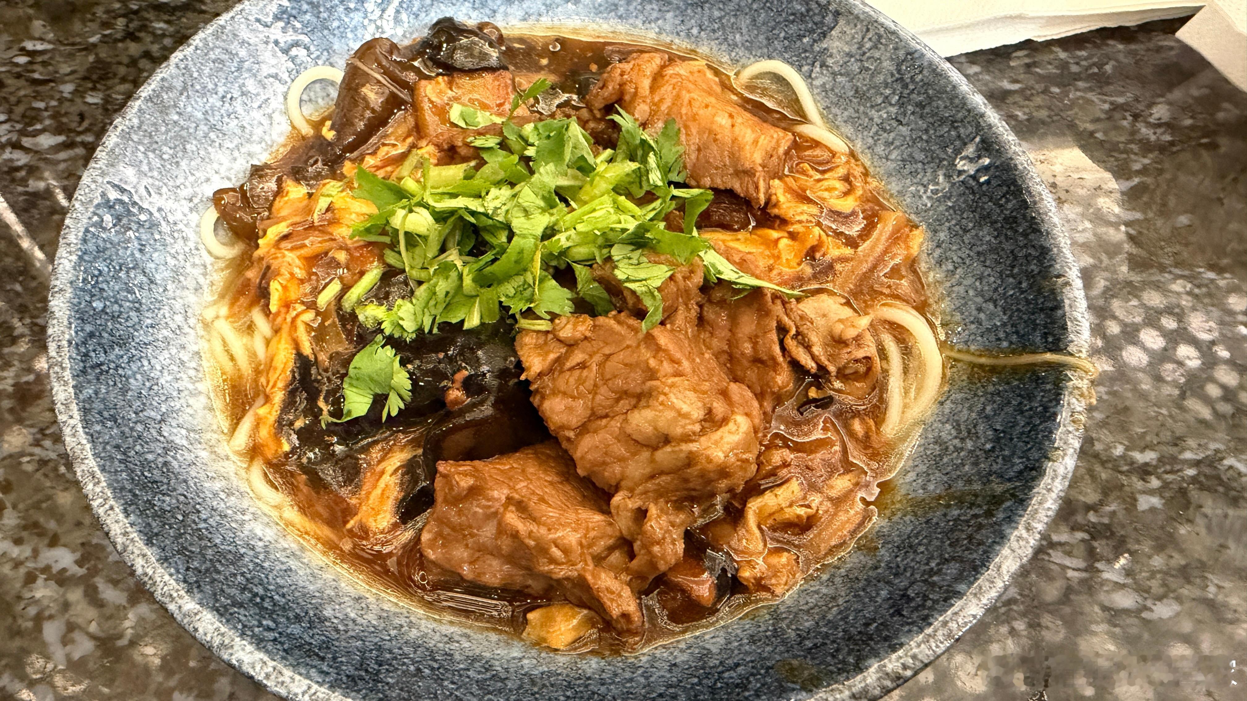 别看三天两头坐飞机，但从北京中午出发还真没几次，所以赶上了国航休息室传说中的“牛
