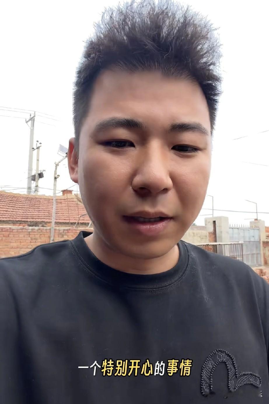 我大胆预测一下，
秋天妈妈要再婚了，
男友张纹铭已回老家装修老房子。

刷到张纹