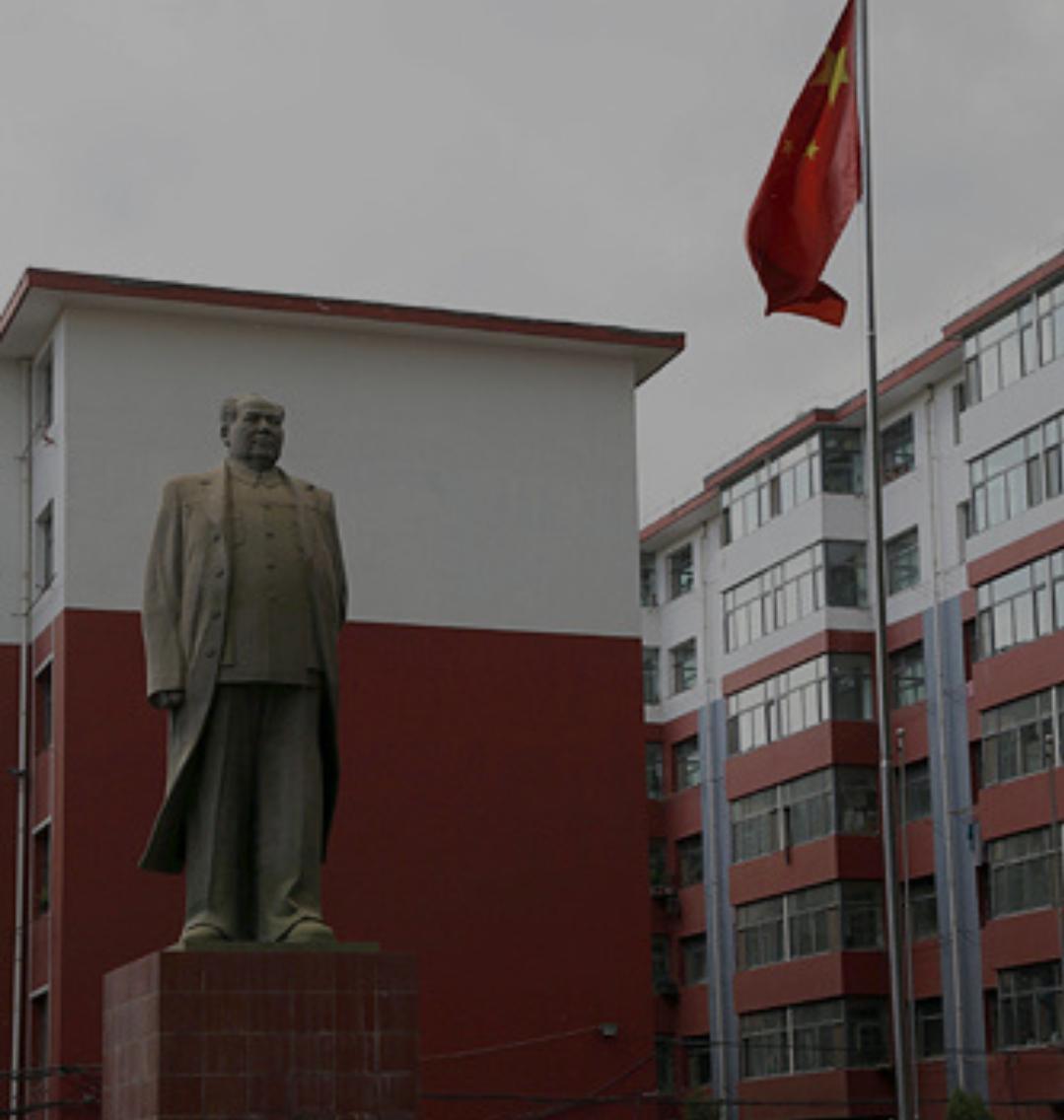 四十年接力守护！两代人用坚守护住的毛主席塑像，藏着最动人的信仰
 
在小区附近的