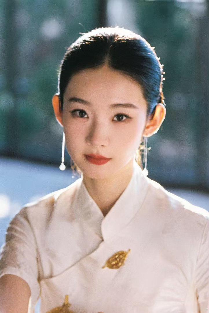 张艺凡不愧是时代峰峻大小姐 不靠炒作不靠绯闻，靠作品和时尚资源一步步走到现在。北