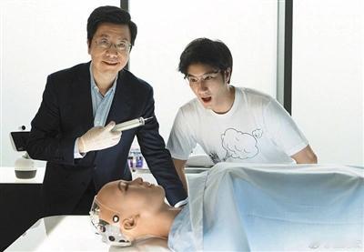 李开复在AI上最大的成就：和王力宏拍了一个MV，名字叫《A.I爱》李开复拿着大针