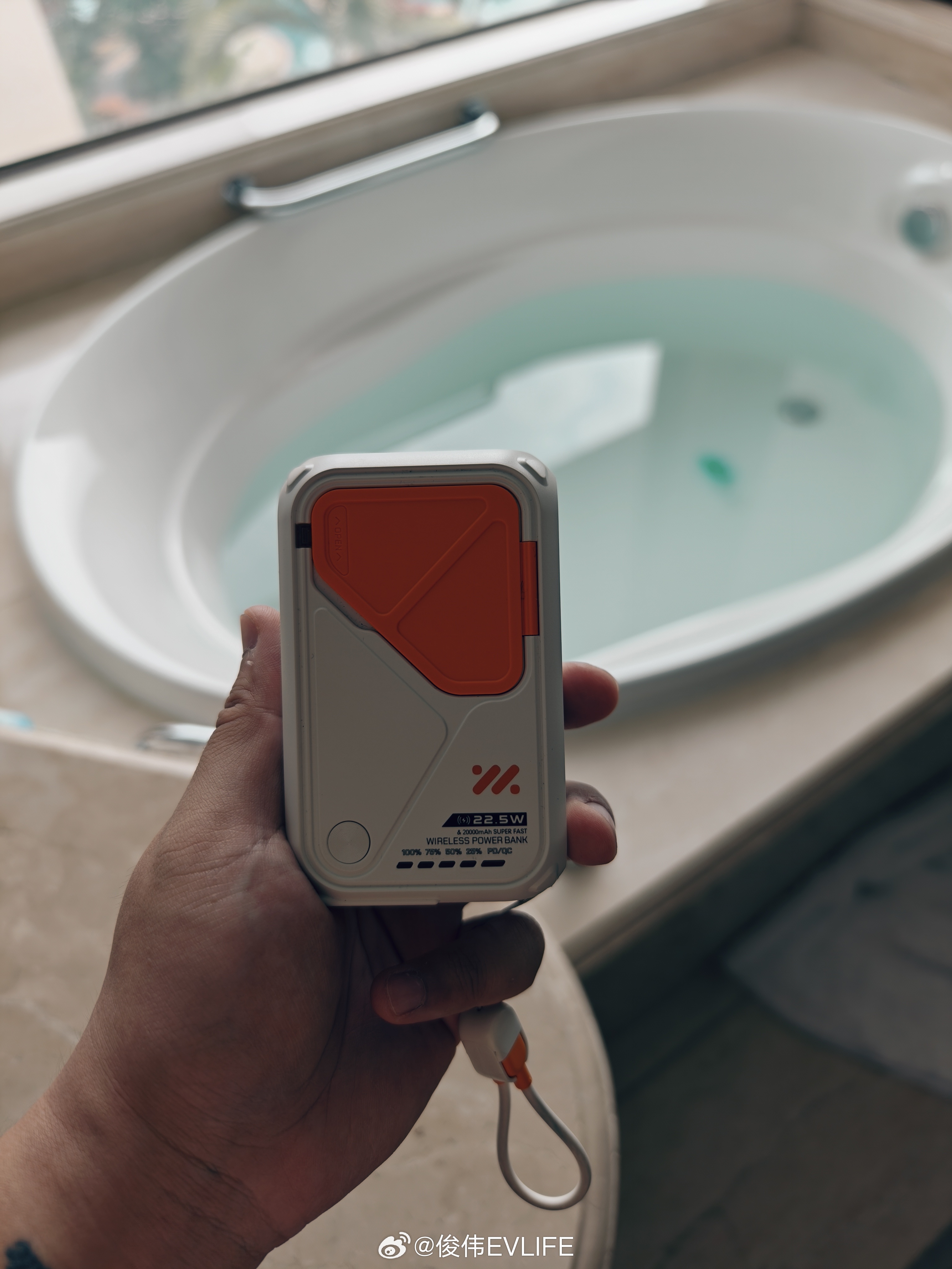 智己不愧是行业充电宝标杆之前发布会伴手礼，非常好用，两万毫安自带补能插头，走哪插