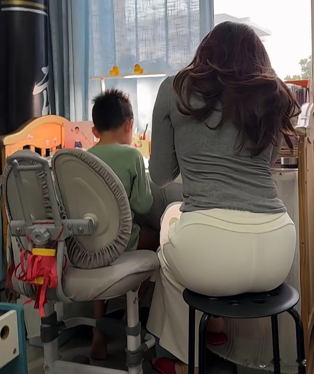 看到网上这个提问，下面吵翻了：为啥不少女性生完孩子，在家一待十几年，孩子上初中甚