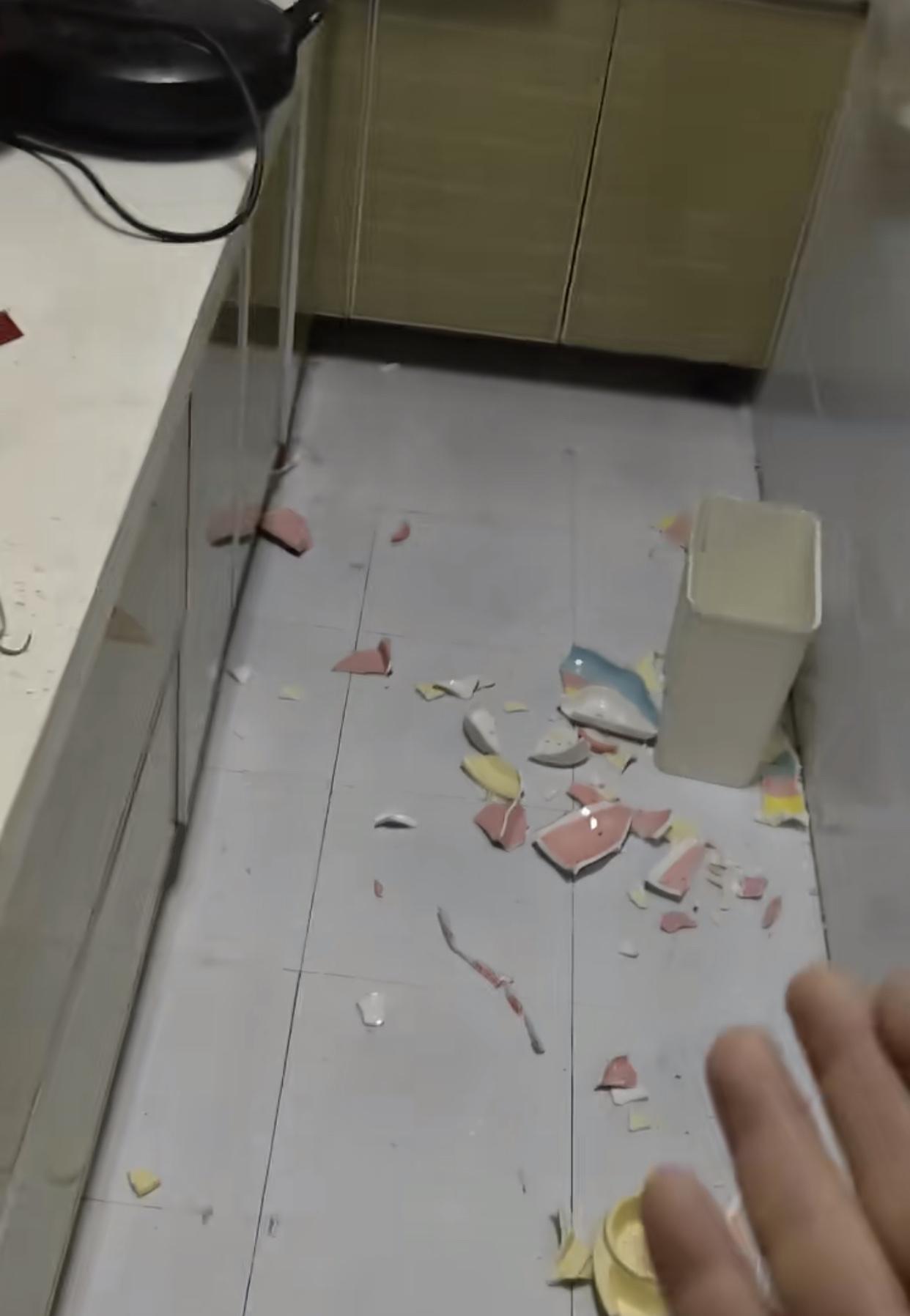 在他问为什么要过这种日子时，或许女友内心也同样在想类似的问题。起因是一男生发视频