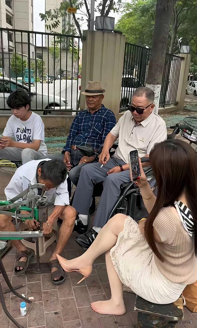 一看就是有钱的女人，怎么还来这修鞋，实在搞不懂！[捂脸][捂脸][捂脸]