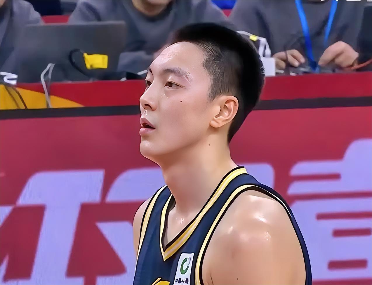 胡明轩真的退化的太快了！今日山西主场以106：96击败广东，国产顶级后卫胡明轩，