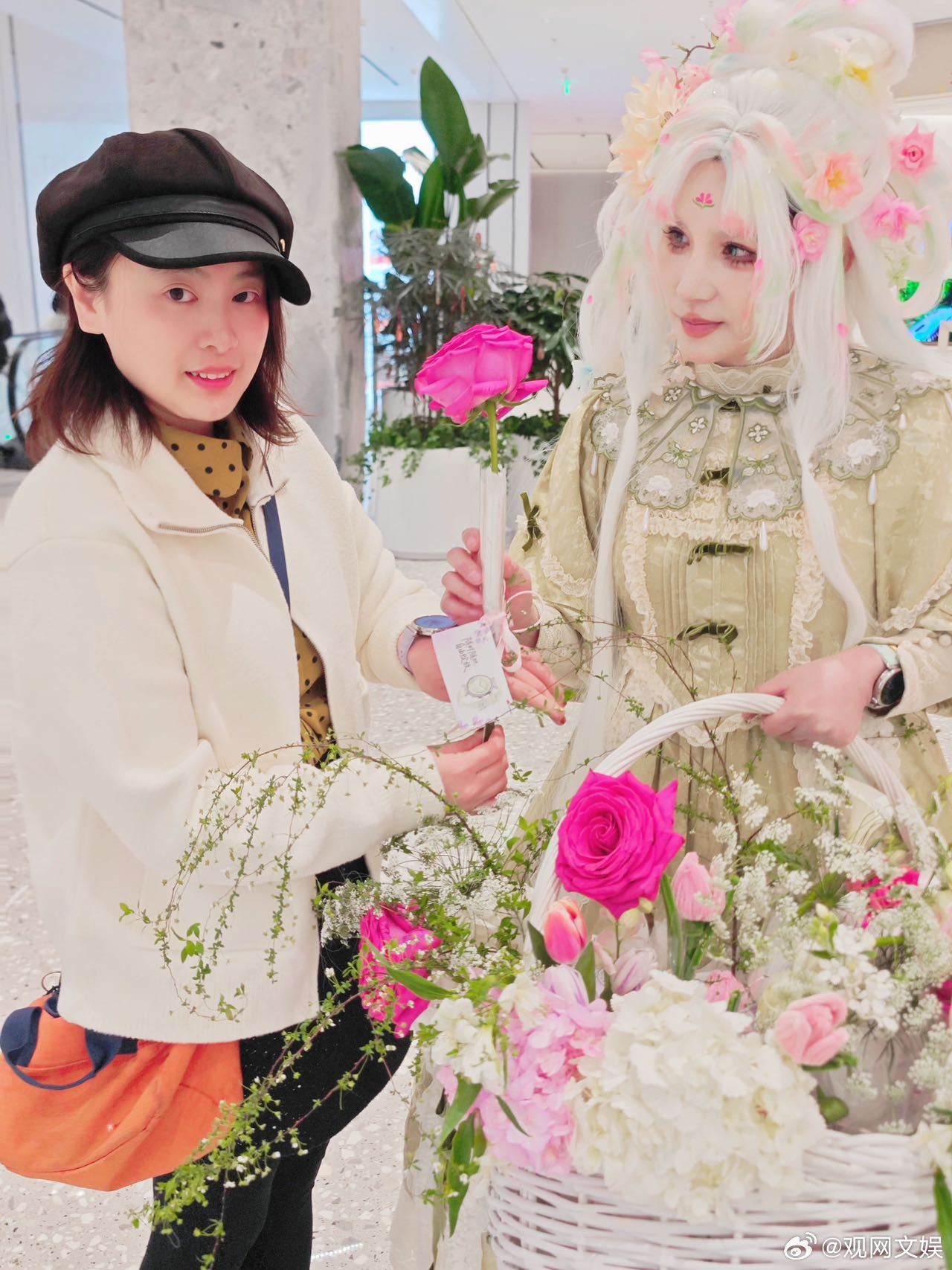 杭州街边随机刷新送花NPC三八节将至，一场派花行动悄悄在全国各地为大家带来不一样