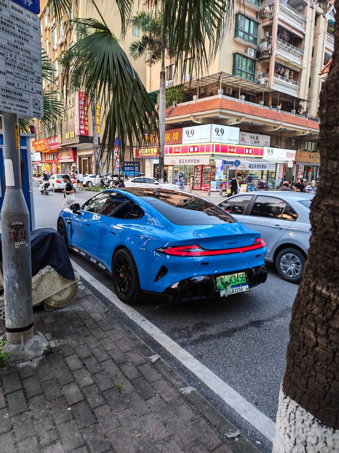 看到一台好帅的蓝色小米SU7，这车牌真牛啊，3456，1234。还是两个车牌。