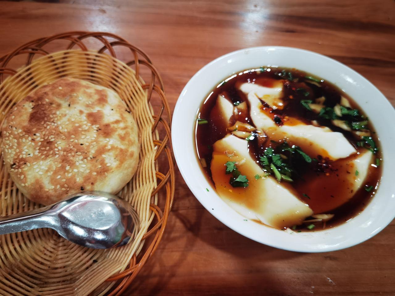 看看我们老家的豆腐脑，2元一份，烧饼一元一个，味道也挺好，挺便宜的。