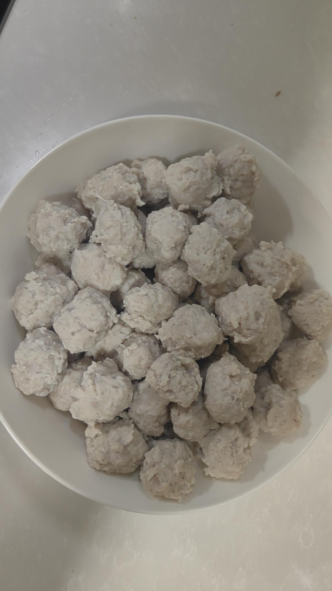 我和孩子不爱吃葱姜，外边卖的丸子都放葱姜，我自己用的葱姜水和花椒粉，自己做的，我