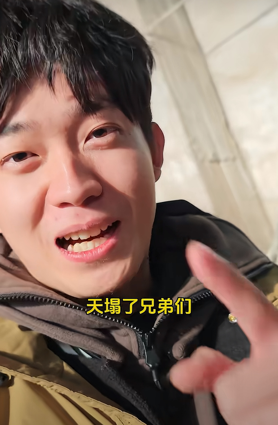 短剧的年龄差究竟有多离谱上次在一个短剧演员直播间，很多人说“霸道总裁爱上四十岁的