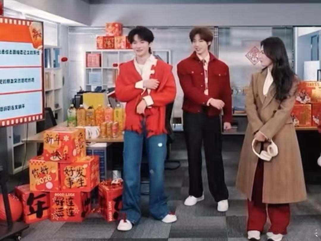 颜安余宇涵你们俩别闹了 余宇涵和颜安同框就是欢乐源泉，俩人凑一起净捣乱，还把哈妮