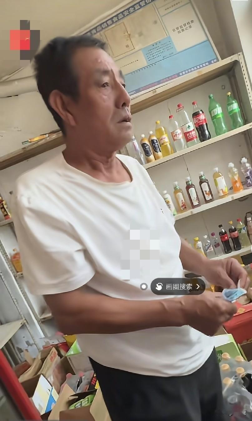 男子进店拿了一瓶冰红茶，问老板多少钱？老板回3块！
男子说，你这儿咋这么贵呀，十