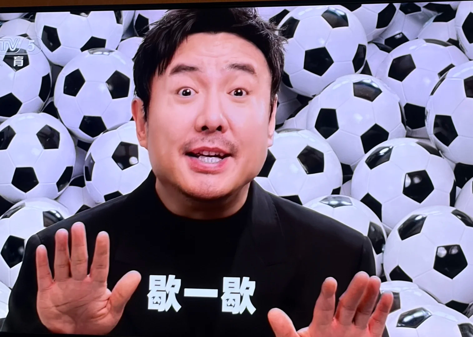 BOSS直聘世界杯看球季全员内卷拼命赶路时，BOSS直聘劝打工人停下来歇歇。球场
