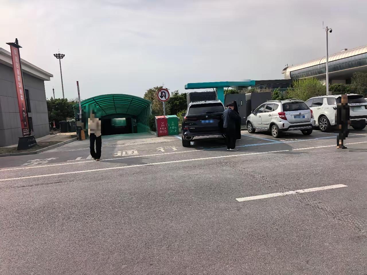 大年初六，我在服务区排队充电。前面三辆绿牌车，全是增程。我当时就火了——你们能烧