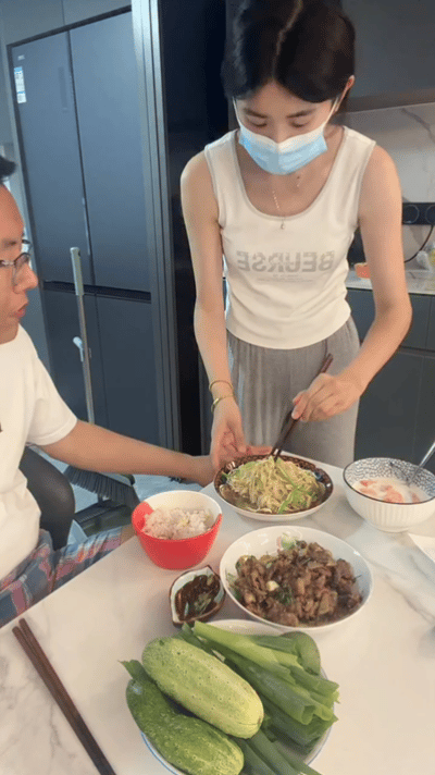 这么大了还要喂饭吗？ ​​​