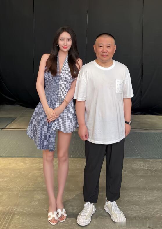 165身高的郭德纲被旁边的小美女秒成了矮个子了，如果他的身高能高个6到8厘米就完