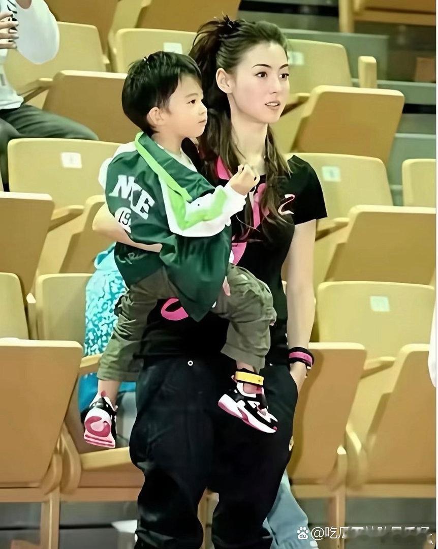 佩服当年的张柏芝，走到哪都带着孩子，她真的是个好妈妈 