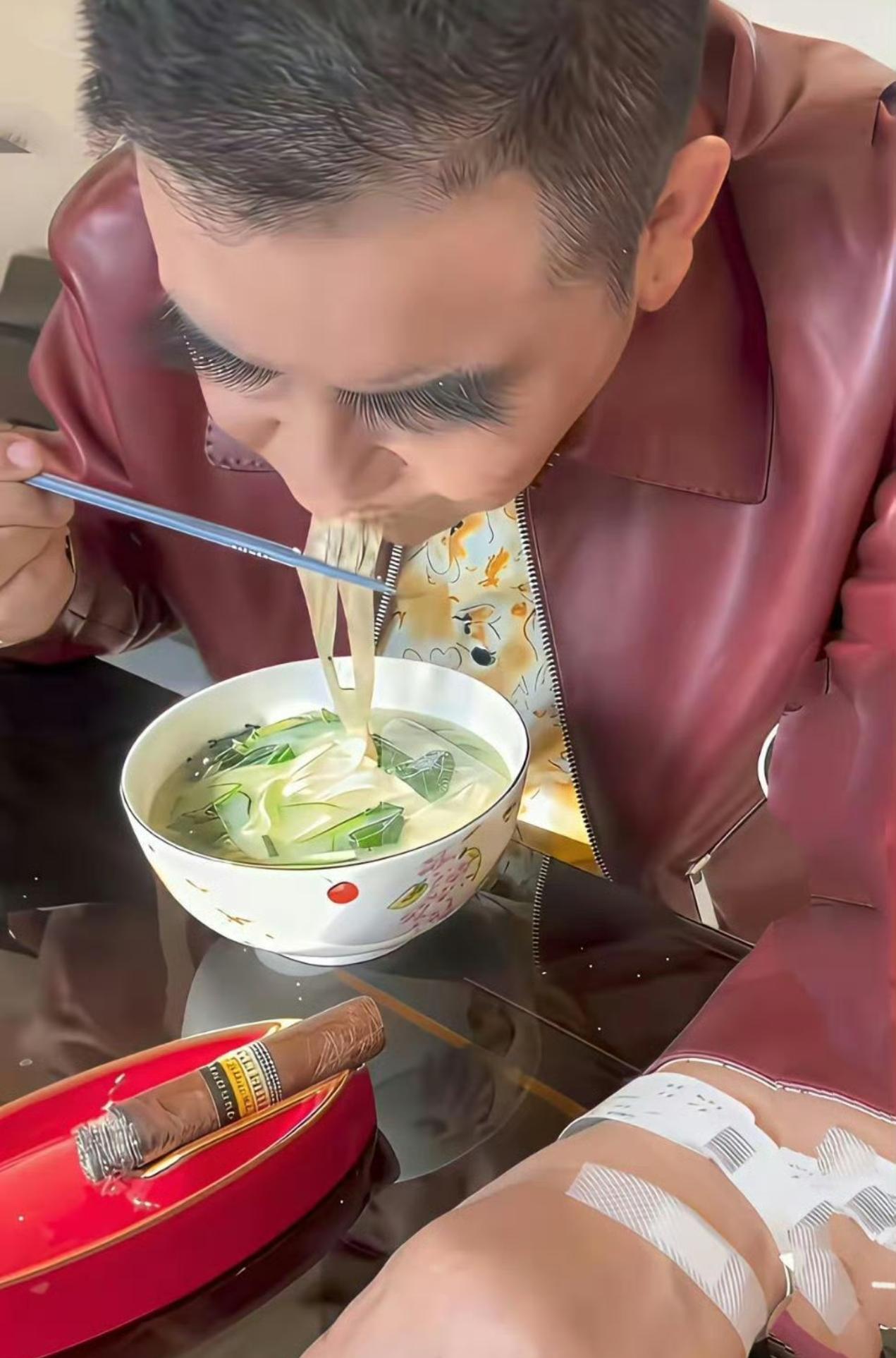 真想知道陈光标到底咋发财的。
几十年捐了50多个亿，现在还能抽得起3000块钱的