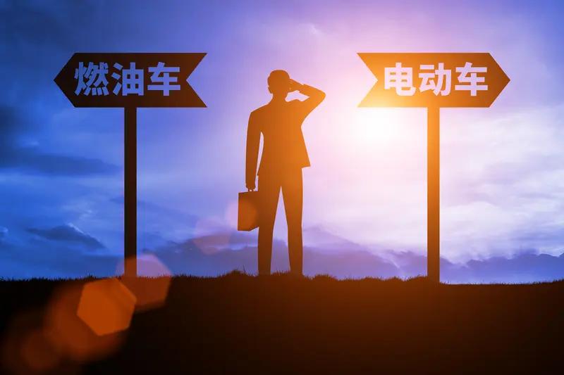 油电同权很正常，
厚此薄彼不应当。
政策扶持应有度，
同台竞技筑辉煌。
区别对待