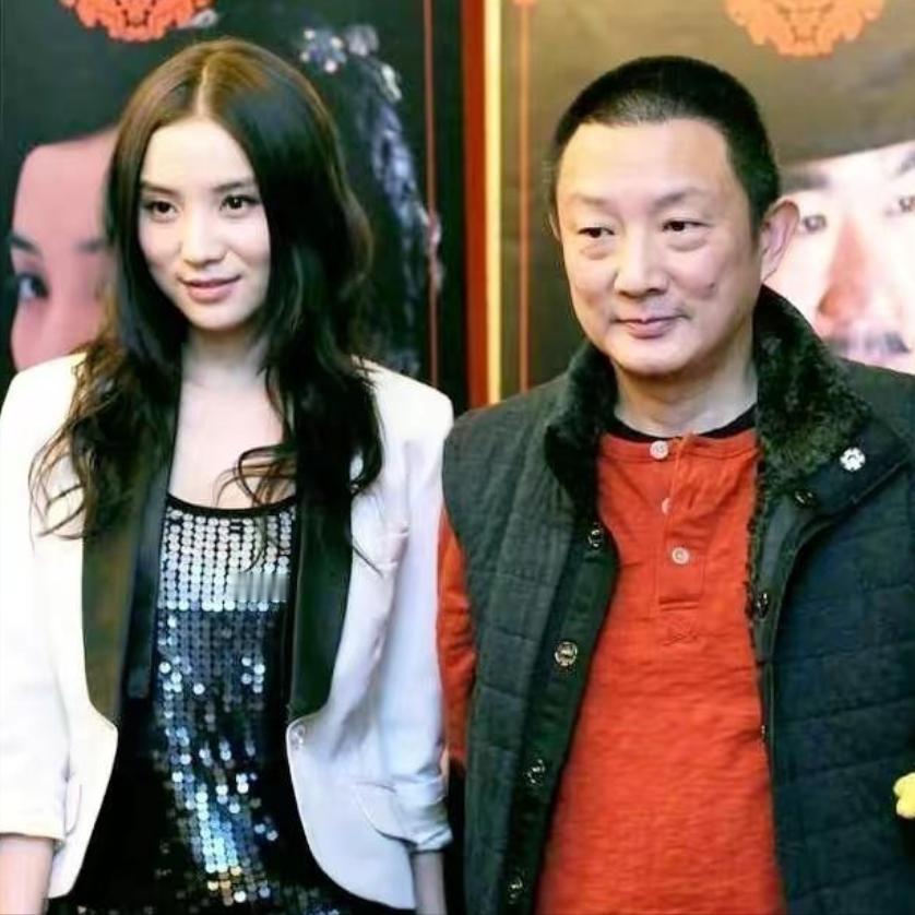 [太阳]2007年，50岁的导演张黎爱上了27岁的宋佳，当时的张黎已经结了5次婚