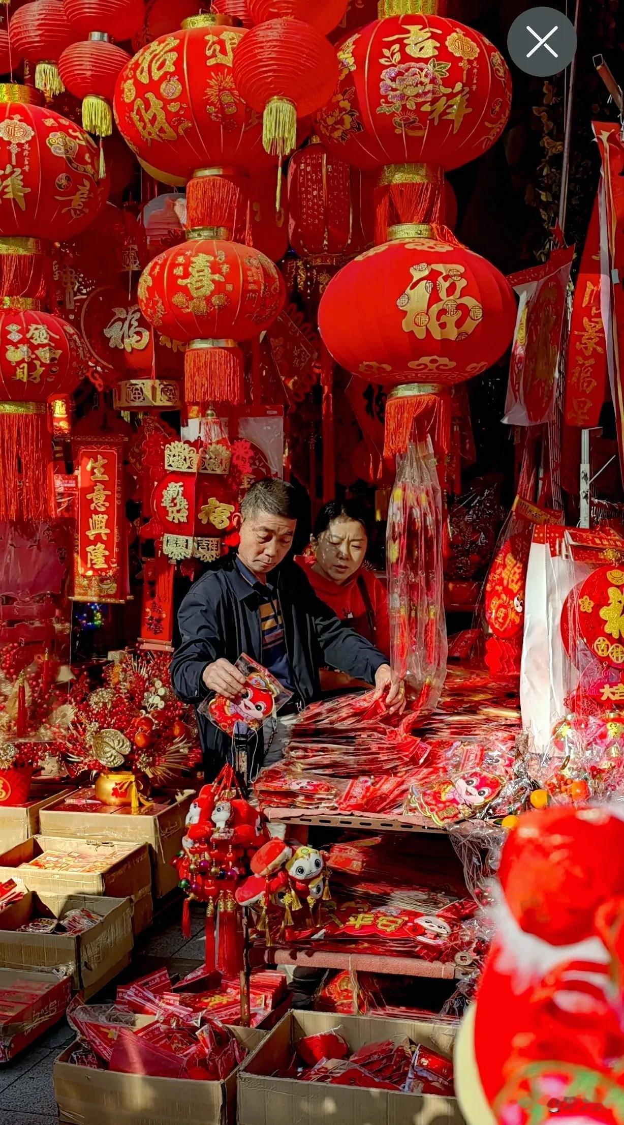 红烛照人间，福禄满堂欢。