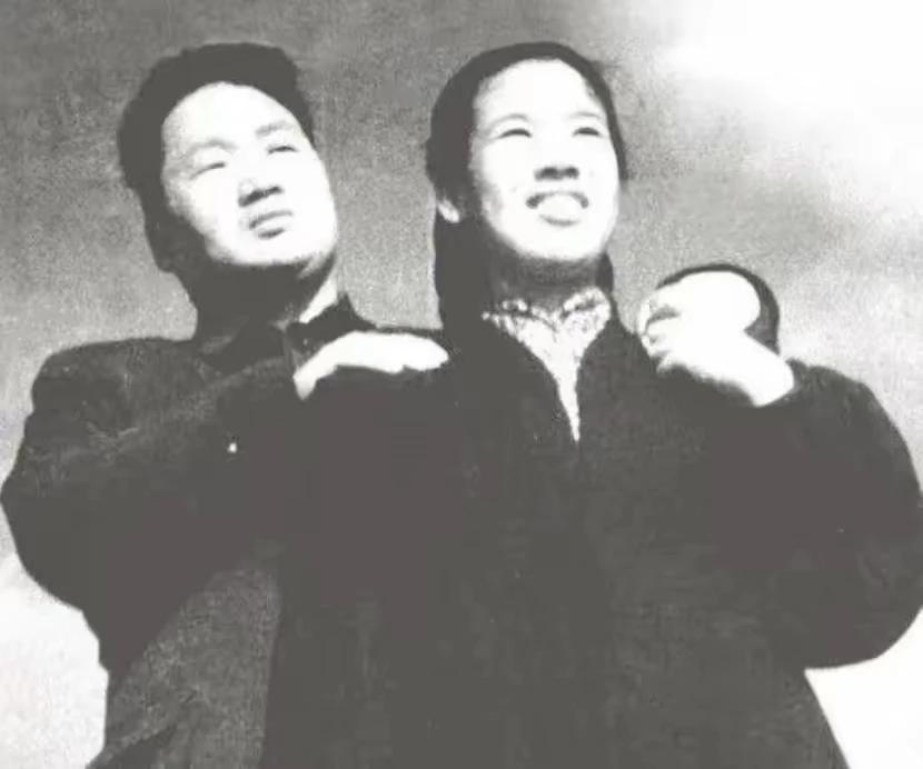 2008年，病重的邵华叮嘱儿子毛：“替毛家给灾区捐款！”毛新宇含泪点头：“放心吧