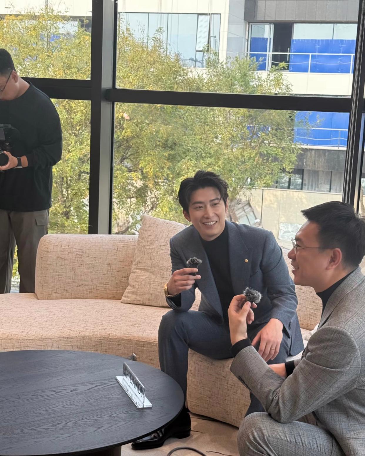 网友偶遇窦骁，感觉他不上镜本人比精修照帅气很多，他是来给朋友的新店捧场的，本人高