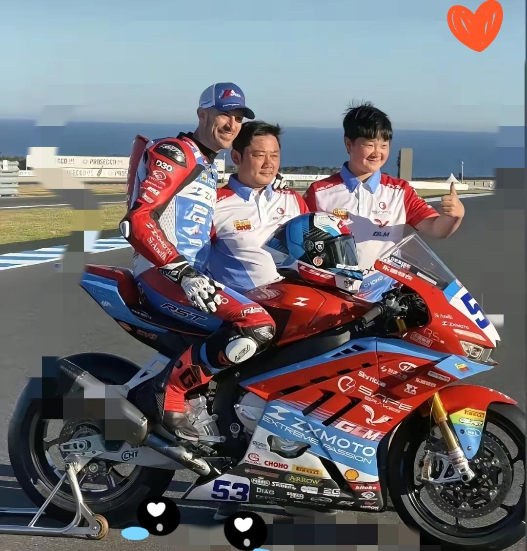 这波操作太提气了！霞湖世家郭总直接下单10台张雪机车，用最实在的方式为国产机车撑