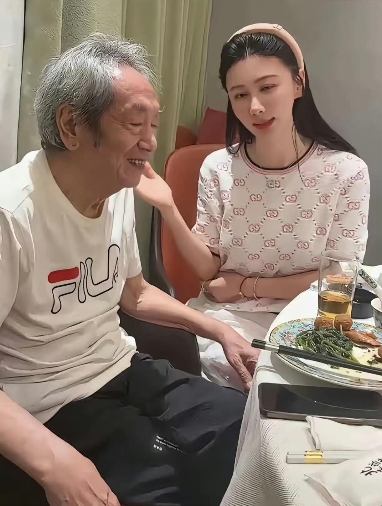 87岁的老戏骨王奎荣与37岁的妻子，他们的老年生活着实令人艳羡，连吃饭都要秀恩爱