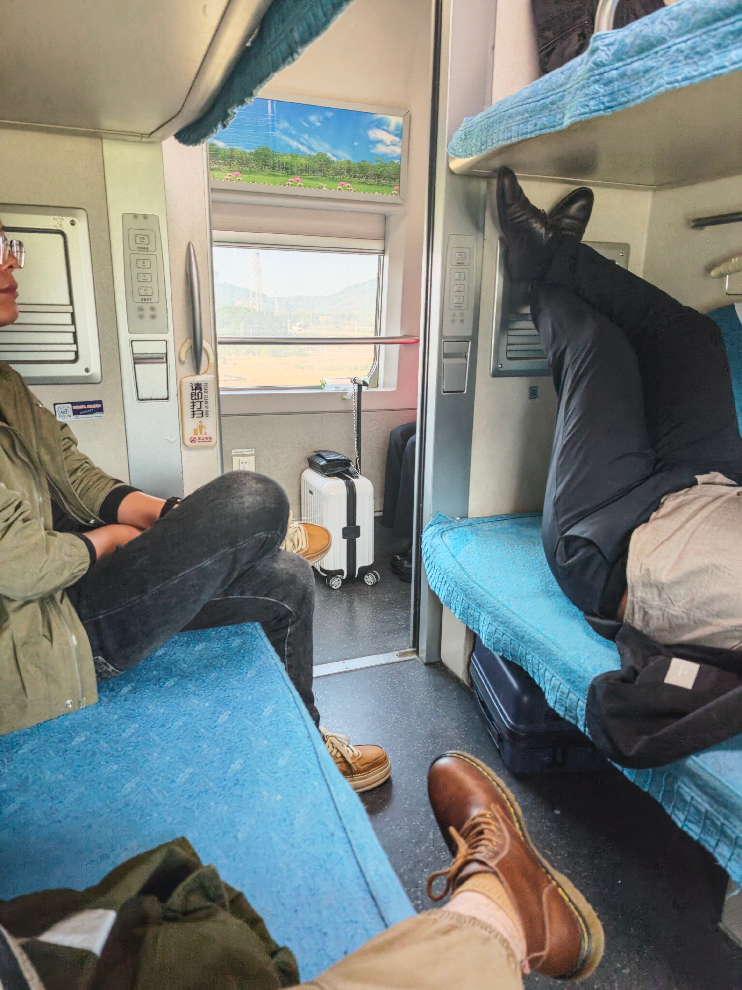 你们深圳人真的可怕，坐了个去深圳的车，四个人，三个人都是ic行业相关，有个大哥打