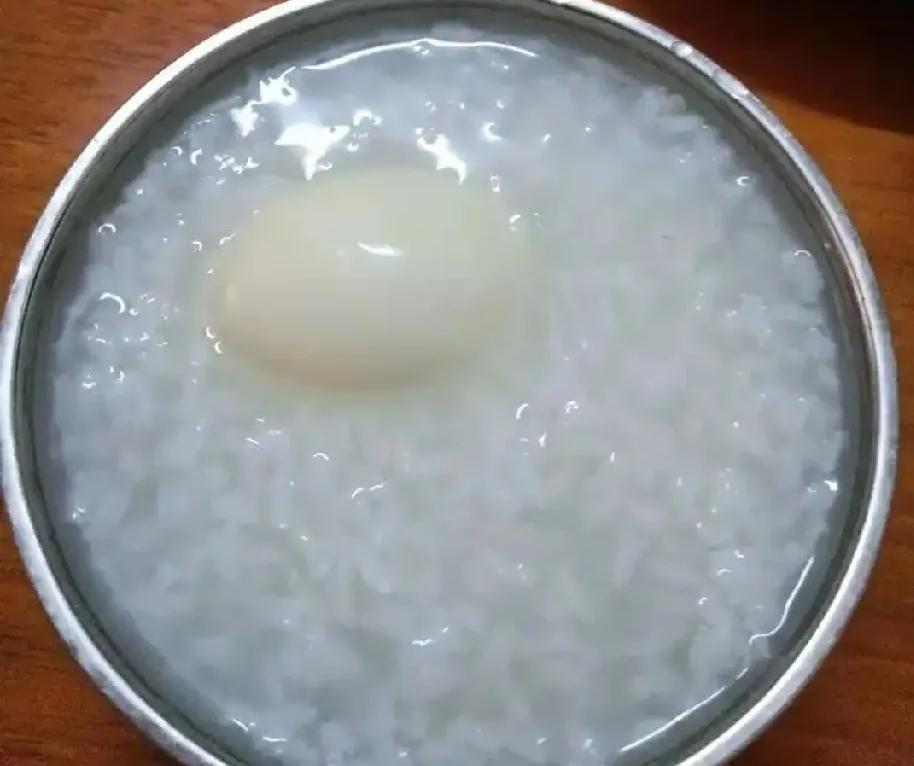 一辈子的生活差异，全藏在一顿早餐里
 
老伴早上五点钟起床，就去厨房叮叮当当的做