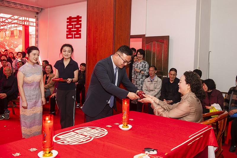 侄子今天结婚，婚礼上宾客们红了眼眶。

敬茶时，男方父母端坐，女方父母的位置却空