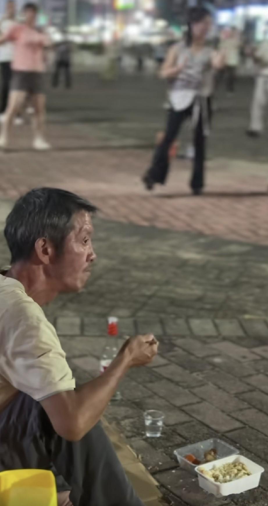 大叔的生活值得学习，一边喝小酒、一边看美女，生活乐无边。
我们都知道身材苗条又会