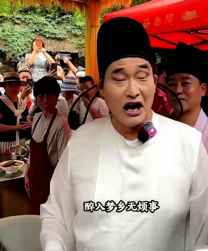 大衣哥又来演出了，看装扮好象一个诗人吧，