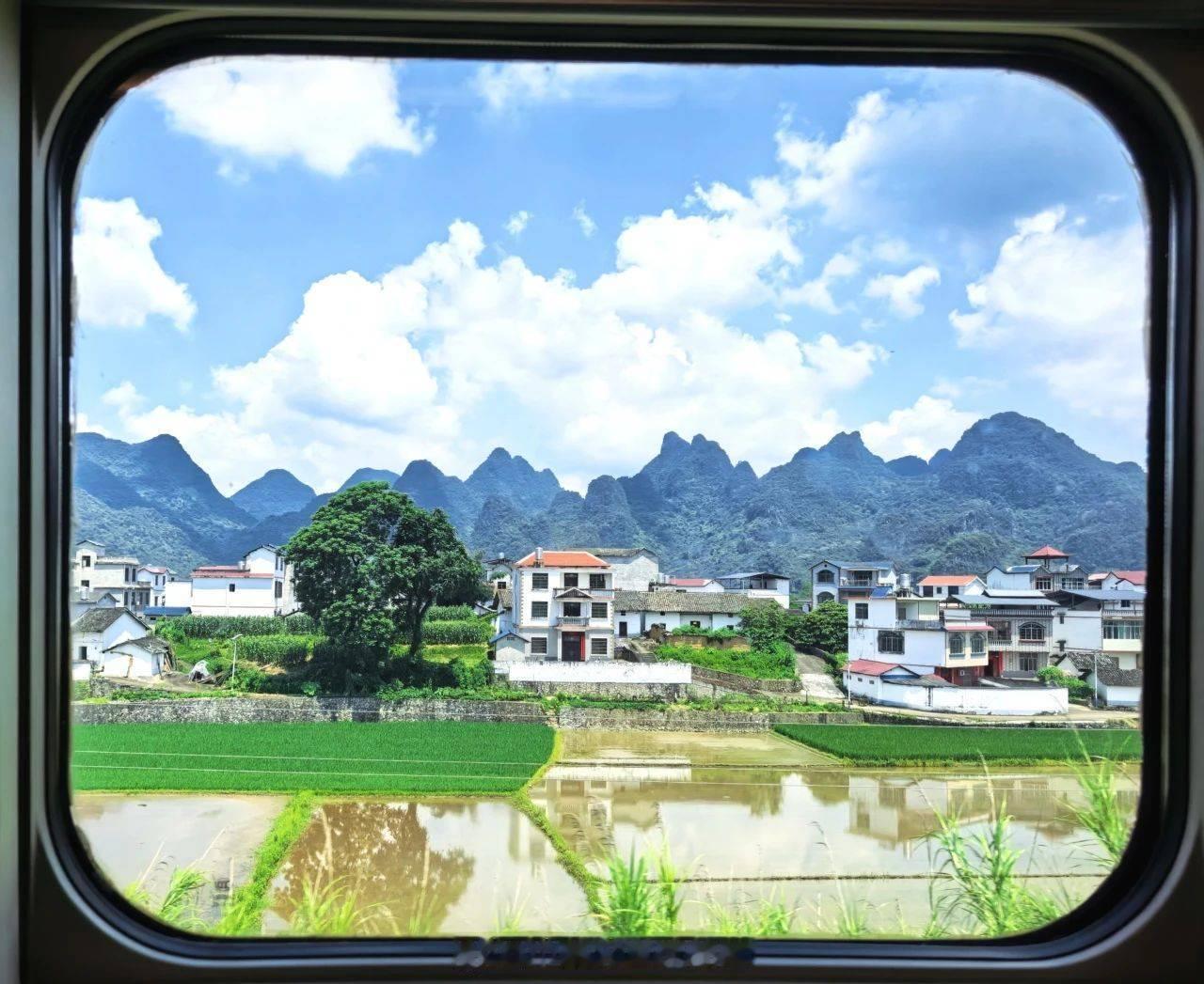 铁路,晚安 人生如旅途，一边再见，一边遇见。晚安~ 