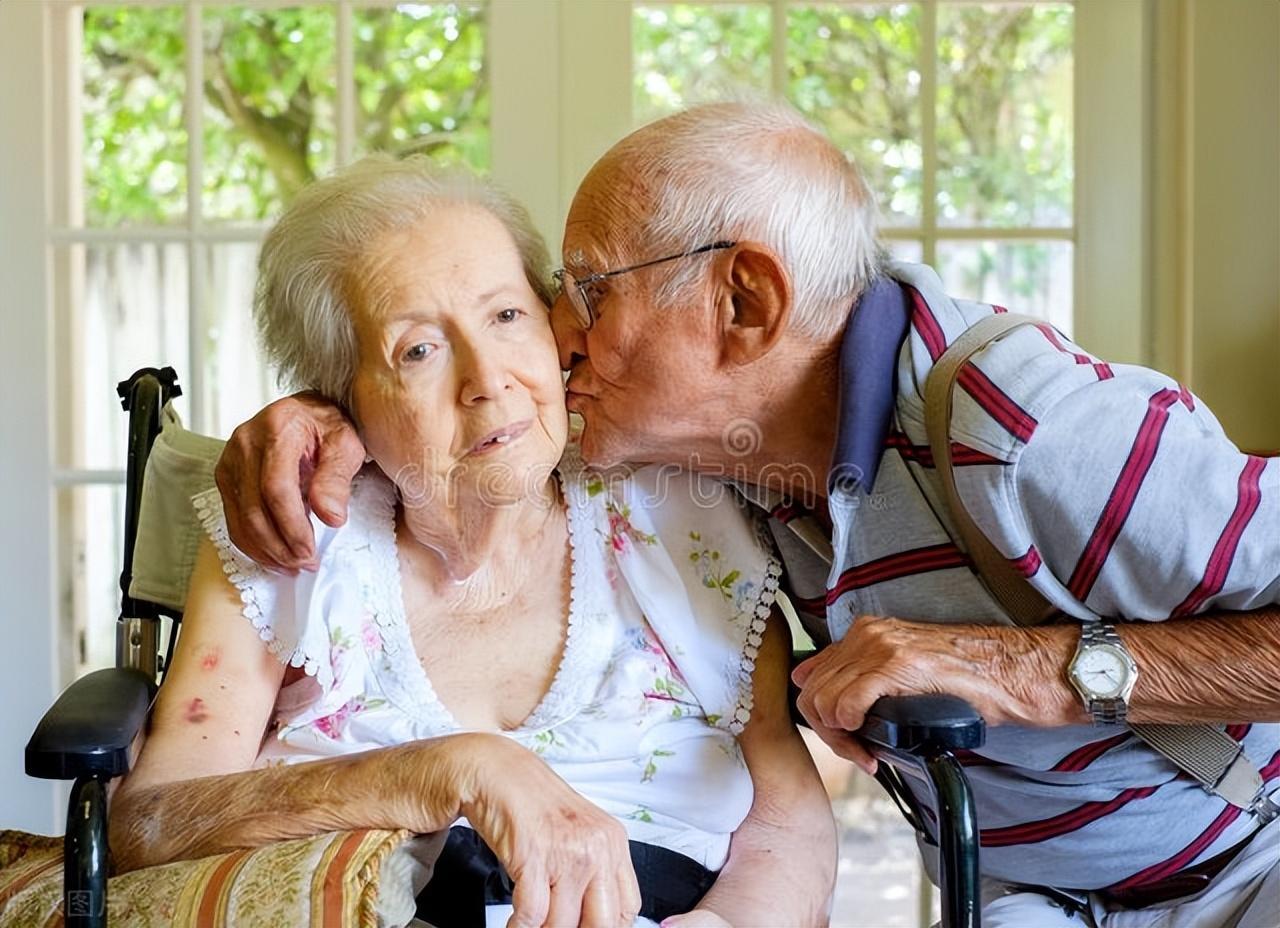 太尴尬了！！公公和婆婆竟然在客厅里嘿咻……生完孩子后，一直住在婆婆家，由于白天要