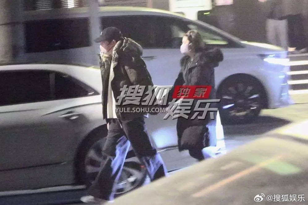 俞灏明王晓晨饭后甜蜜牵手近日，俞灏明和王晓晨一起外出吃火锅。饭后，俞灏明紧紧牵着