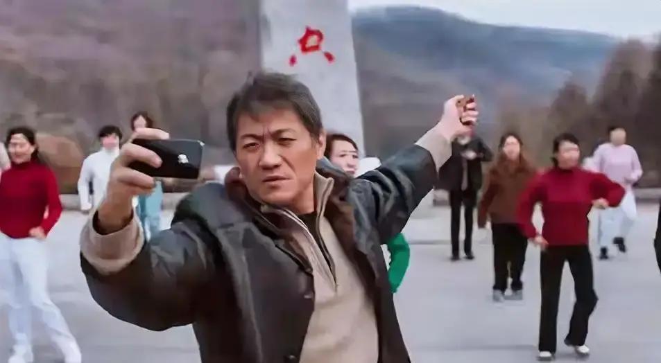 《老舅》大结局里，霍东风在广场劝架被推倒，笑着一句“这辈子值了”就下线。
我追了