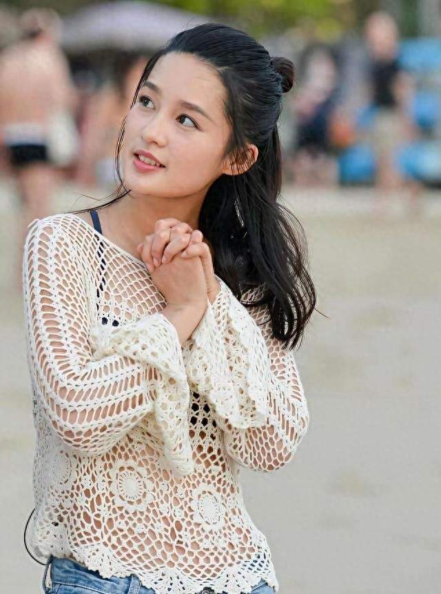李沁沙滩随拍，脚丫儿真是白得耀眼，满满的夏日少女感