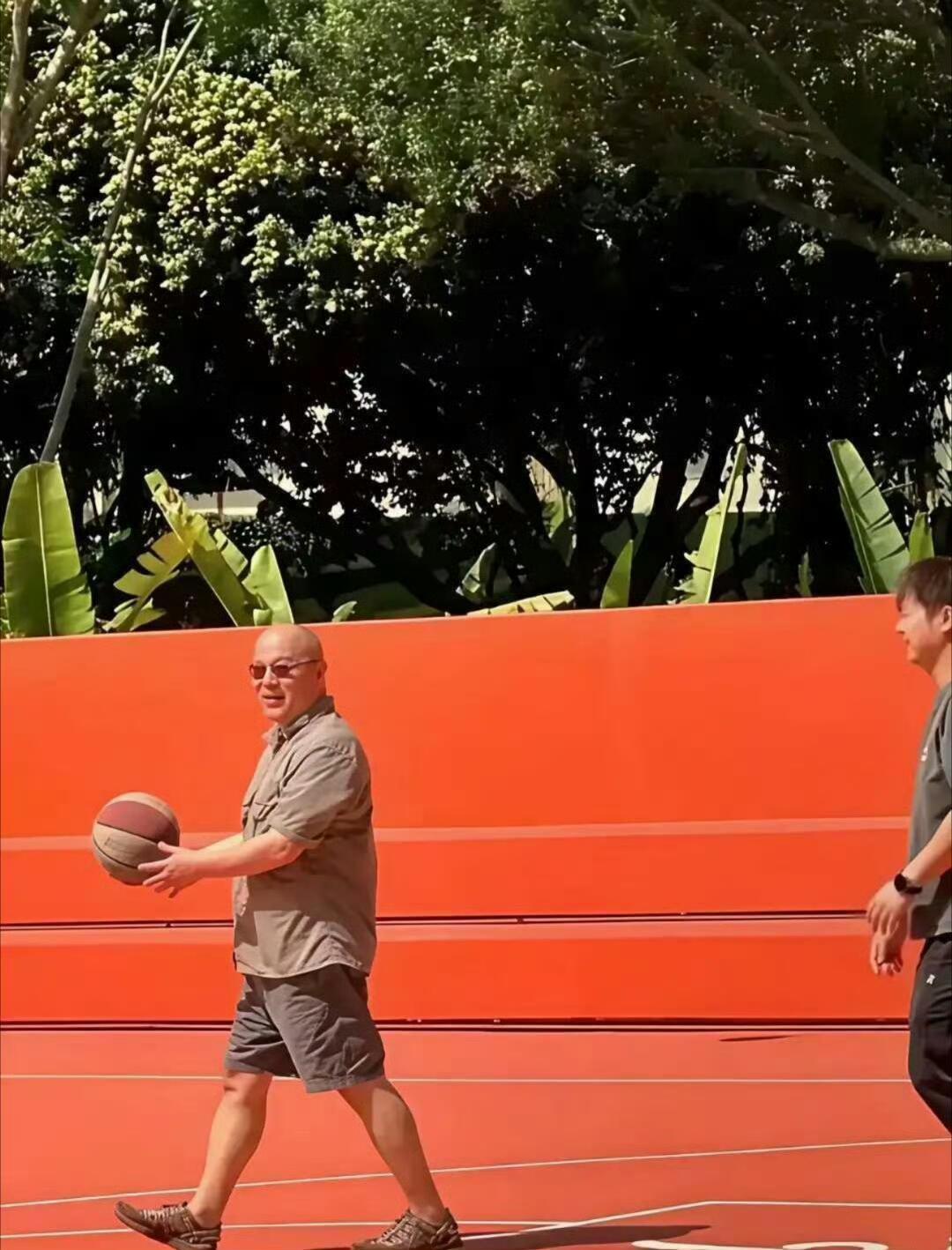 觉得窦唯这状态很好啊 活通透的松弛感满满