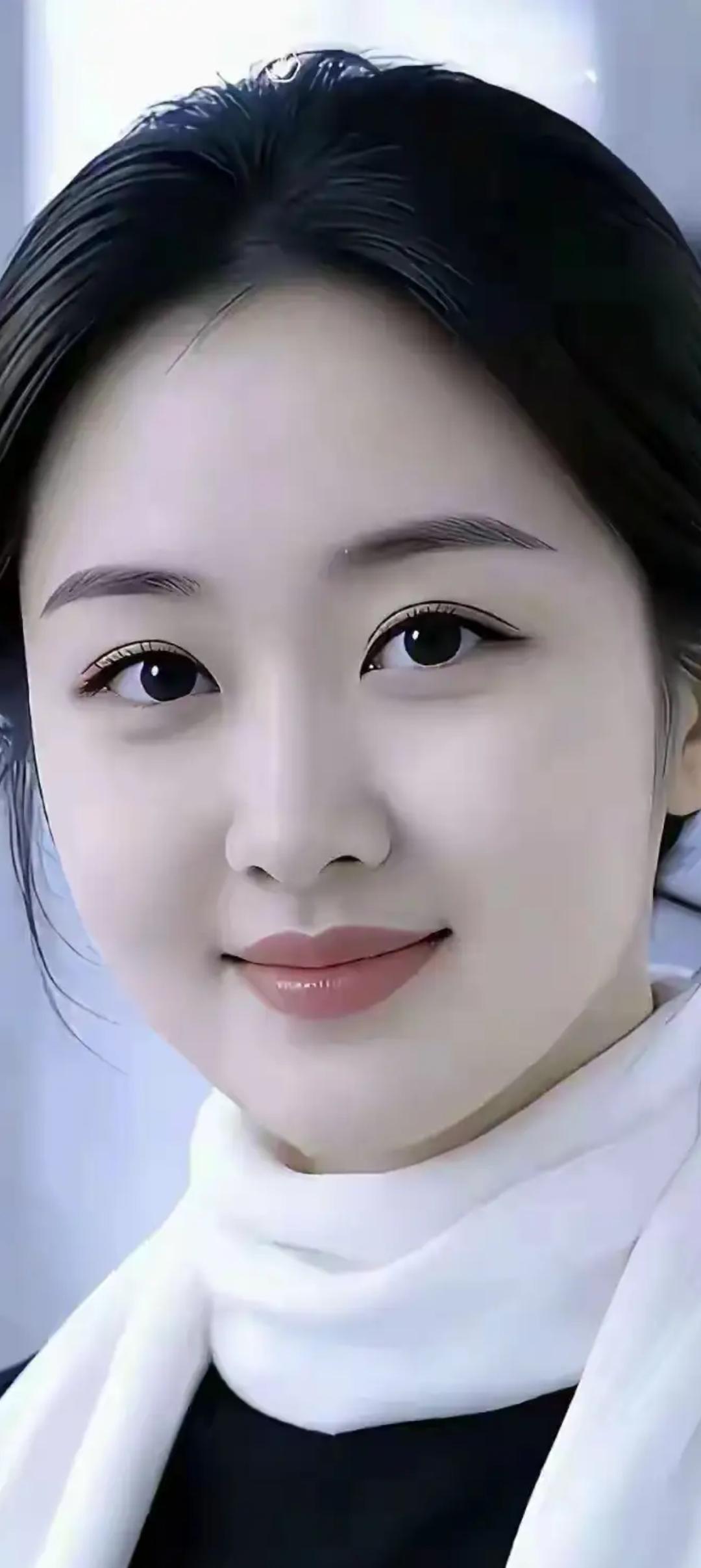 清新脱俗的女孩子是什么样子的呀不浓妆艳抹，淡雅的美，面带微笑，眼中有光。就是清新