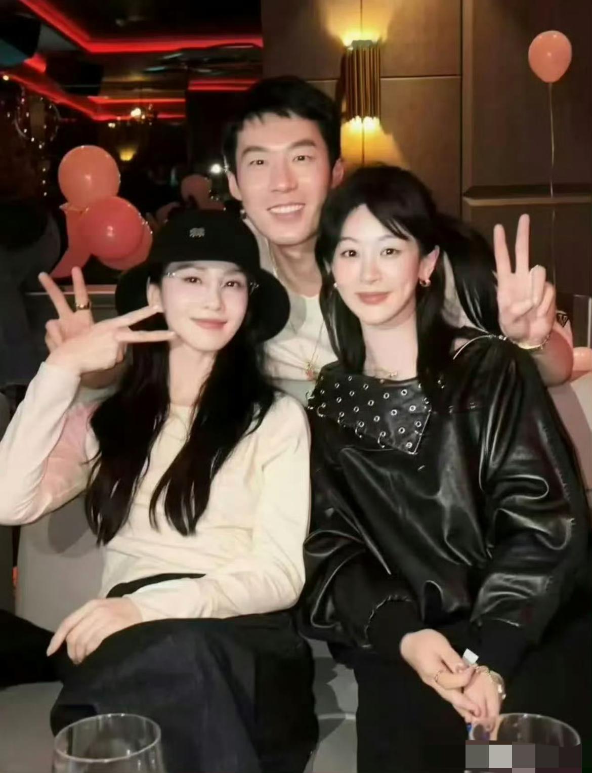 美女都和美女一起玩，
刘诗诗竟然参加了杨紫的生日会，
网友直呼这是什么梦幻联动。