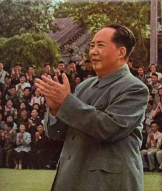 哪怕桌子上掉下一颗米粒，毛主席也会捡起来吃，强调浪费粮食就是犯罪！
1943年深