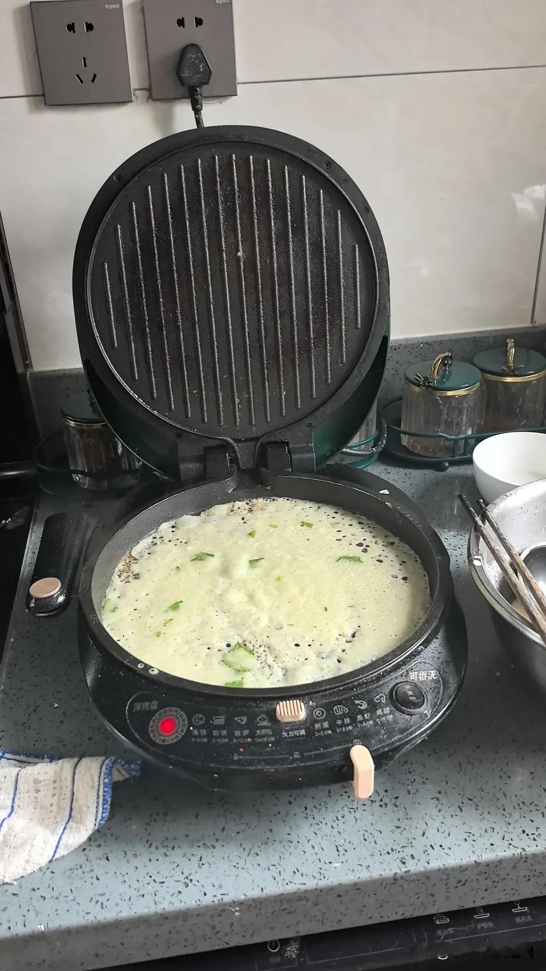 今日餐桌美食分享今日美食煎饼，电饼铛做的煎饼不知为何熟的太慢，我还是喜欢在火上做