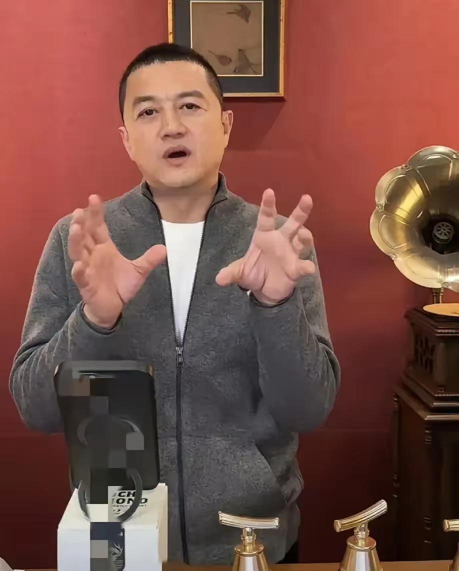 李亚鹏身边那女主播，自封“亦师亦友亦父兄”，差点让我以为《笑傲江湖》重播了。
她